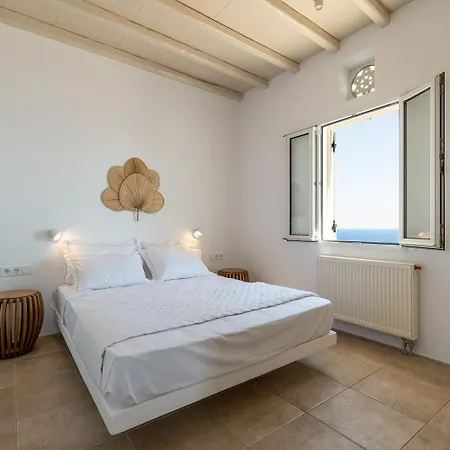 La Chapelle Est & Guest Agios Romanos